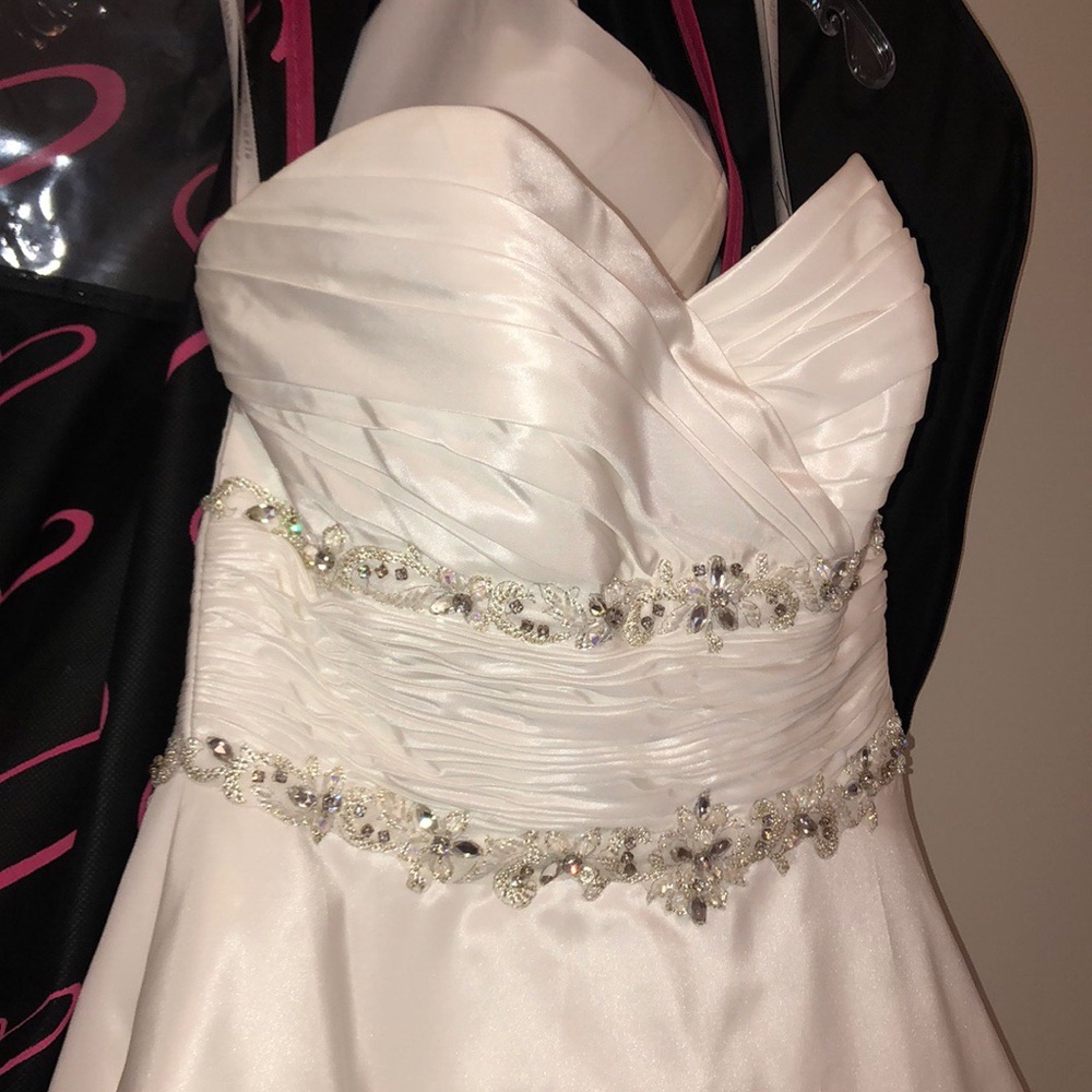 Discontinued alfred Angelo wedding dress size 8